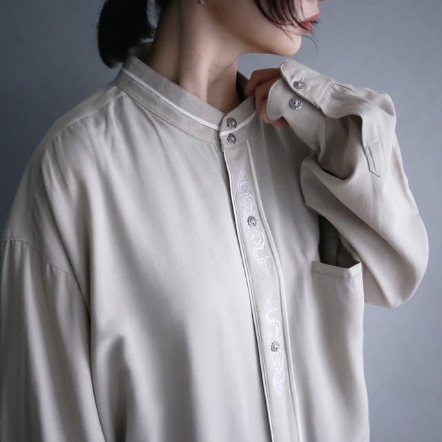 ”刺繍” fry-front minimal design over size band-collar shirt