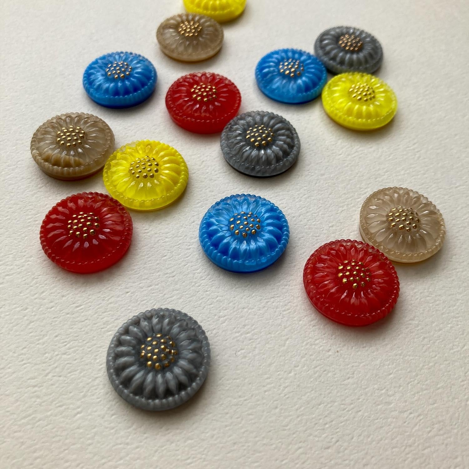 再入荷〉デイジー模様のチェコガラスカボション | Dua-アクセサリー