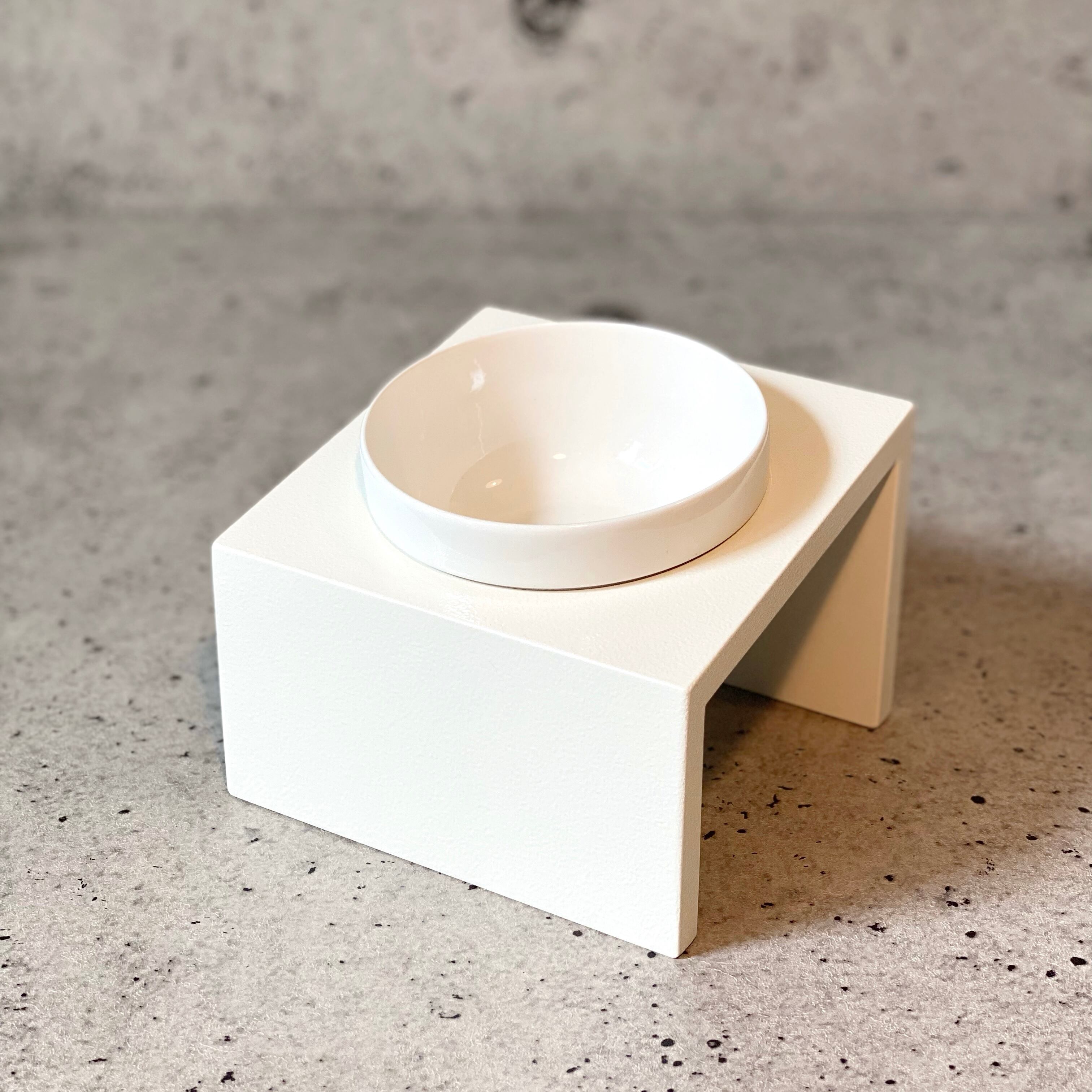 【2025.8.10 お客様専用ページ】FOOD FIGHTER -single- Sサイズ (おしゃれ ホワイト シンプル 室内 フードトレイ フードボウル エサトレイ 犬 猫 おやつ フード)