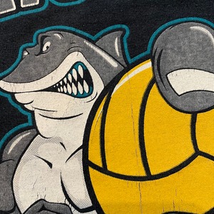 【GILDAN】サンチアゴ高校 SHARKS ロゴ Tシャツ バッグプリント XXL ビッグサイズ US古着 アメリカ古着