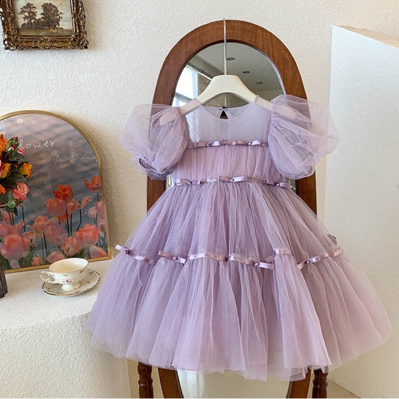 ,上品なパープルにリボンを添えたドレスワンピース