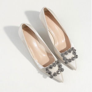 decorated white pumps<1073>