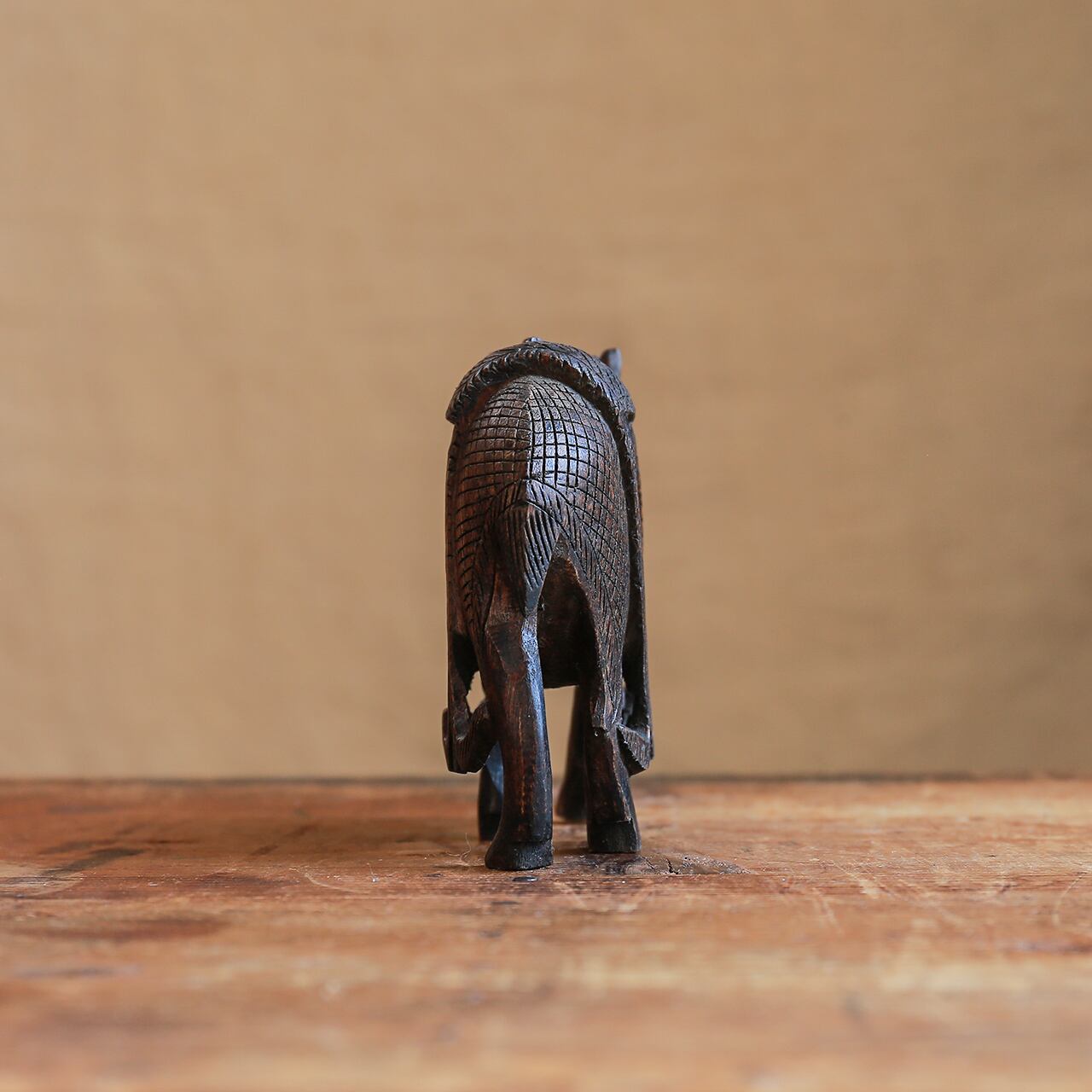 丸くて精巧な、木彫りのラクダ | 木と、輝と。| 一点もの ヴィンテージ