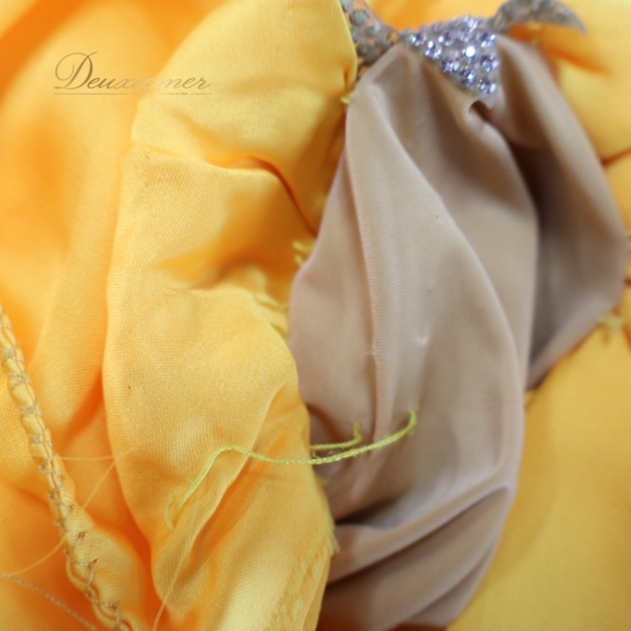 ベリーダンス オリエンタル 衣装 上下セット クイーン Queen イエロー系 トップス スカート 黄 黒 花 ラインストーン スパンコール 豪華 装飾 キラキラ ステージ イベント ダンス衣装 ブラック系