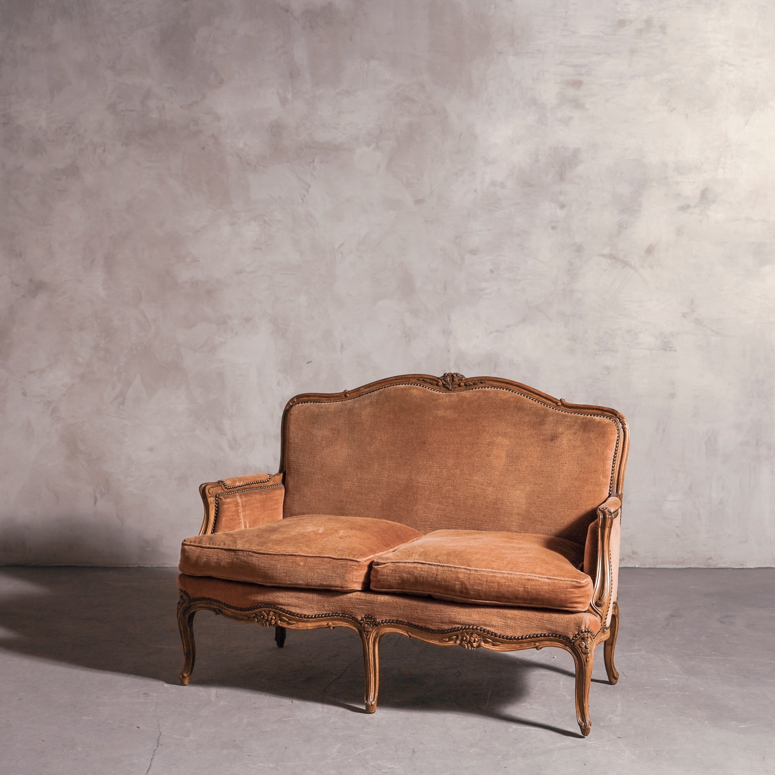 ソファ/フレンチアンティークソファー/フランス家具/サロンソファー/2人掛け/サーモンピンク/ブラウン/ベロア/ディスプレイ撮影アイテム