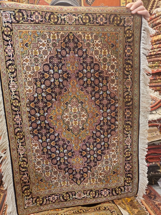絨毯クエスト50【No.38】Mahi ※現在、こちらの商品はイランに置いてあります。ご希望の方は先ずは在庫のご確認をお願いします。
