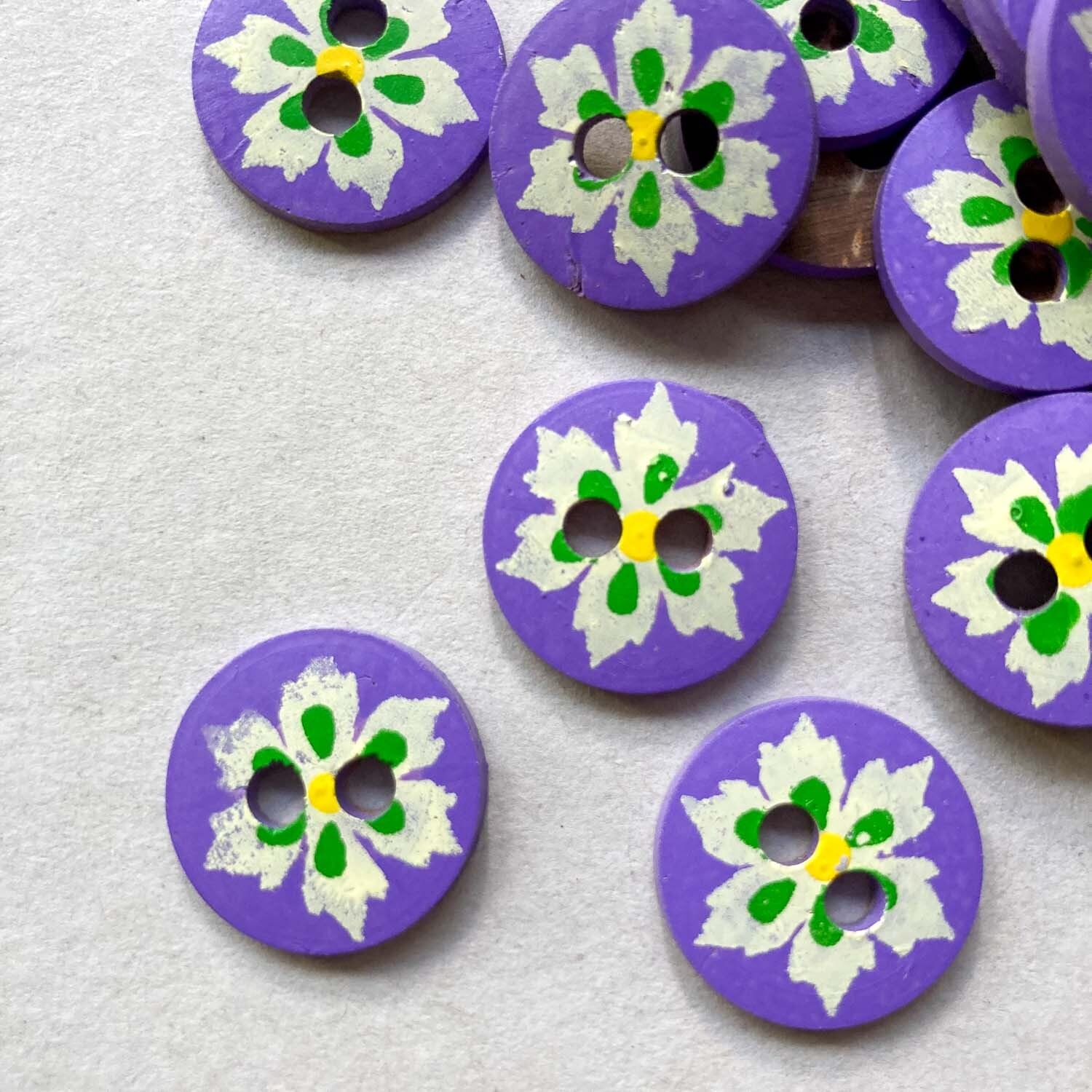 ココナツボタン 薄紫×白い花（18mm） | Dua-アクセサリーパーツショップ