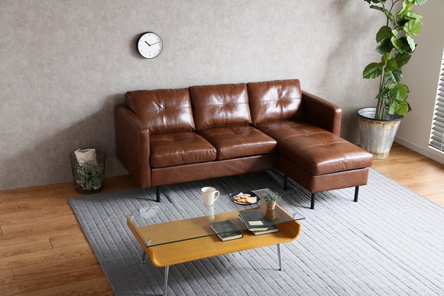 細部までこだわった上質なレザー風カウチソファ（ブラウン）