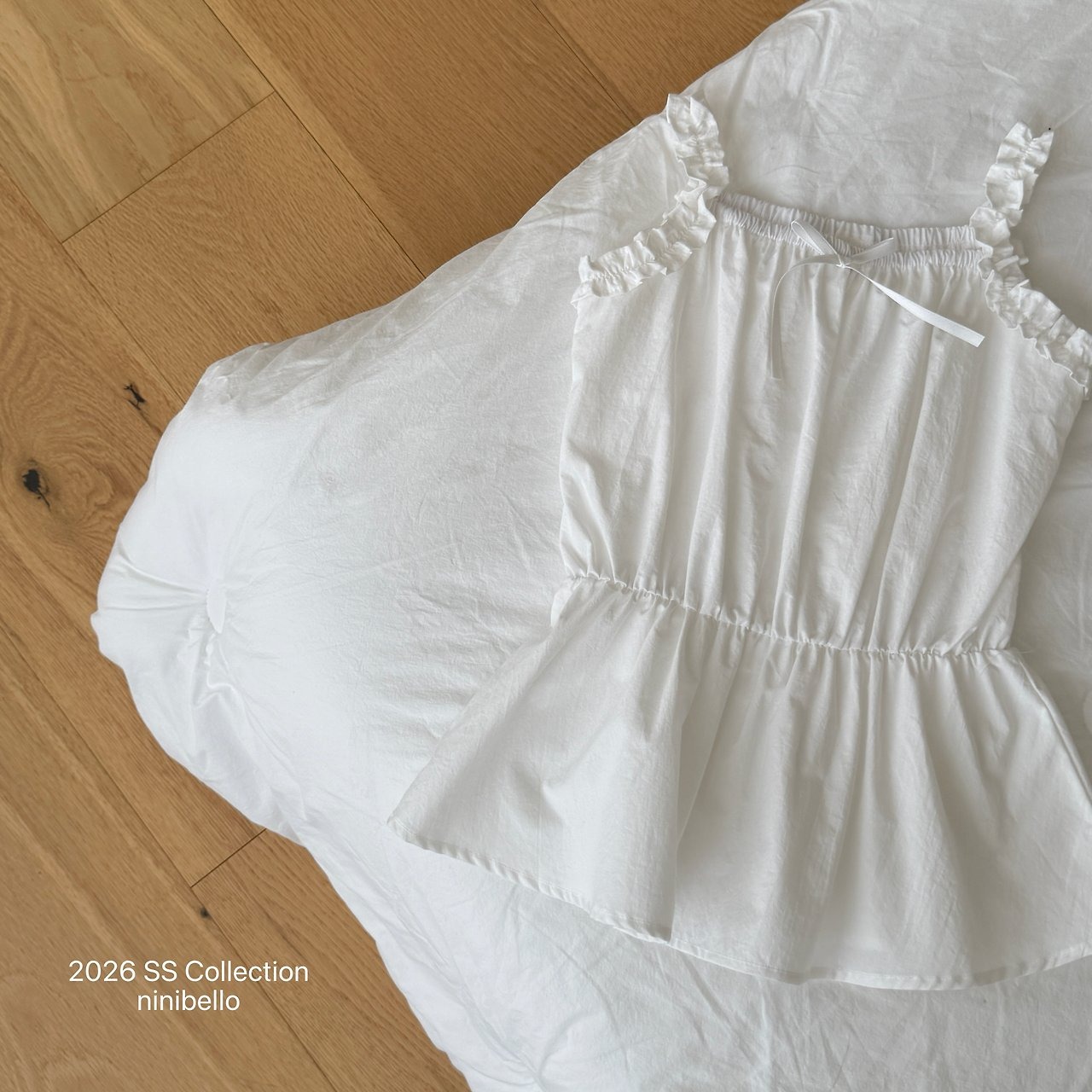 [ninibello] Shine Sleeveless Blouse +fee2 / [니니벨로] 샤인나시블라우스