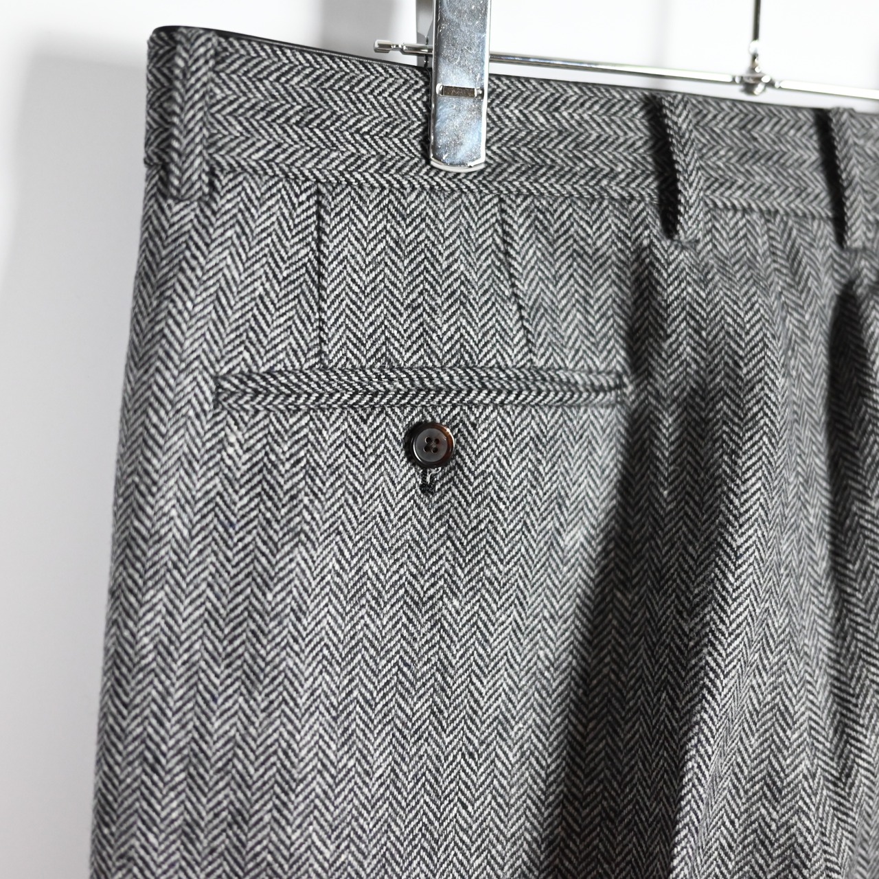 INTERIM / INDIA WOOL CLASSIC HERRINGBONE WITH LEATHER PIPING 2-TUCK STRAIGHT SLACKS