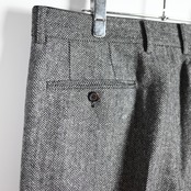INTERIM / INDIA WOOL CLASSIC HERRINGBONE WITH LEATHER PIPING 2-TUCK STRAIGHT SLACKS