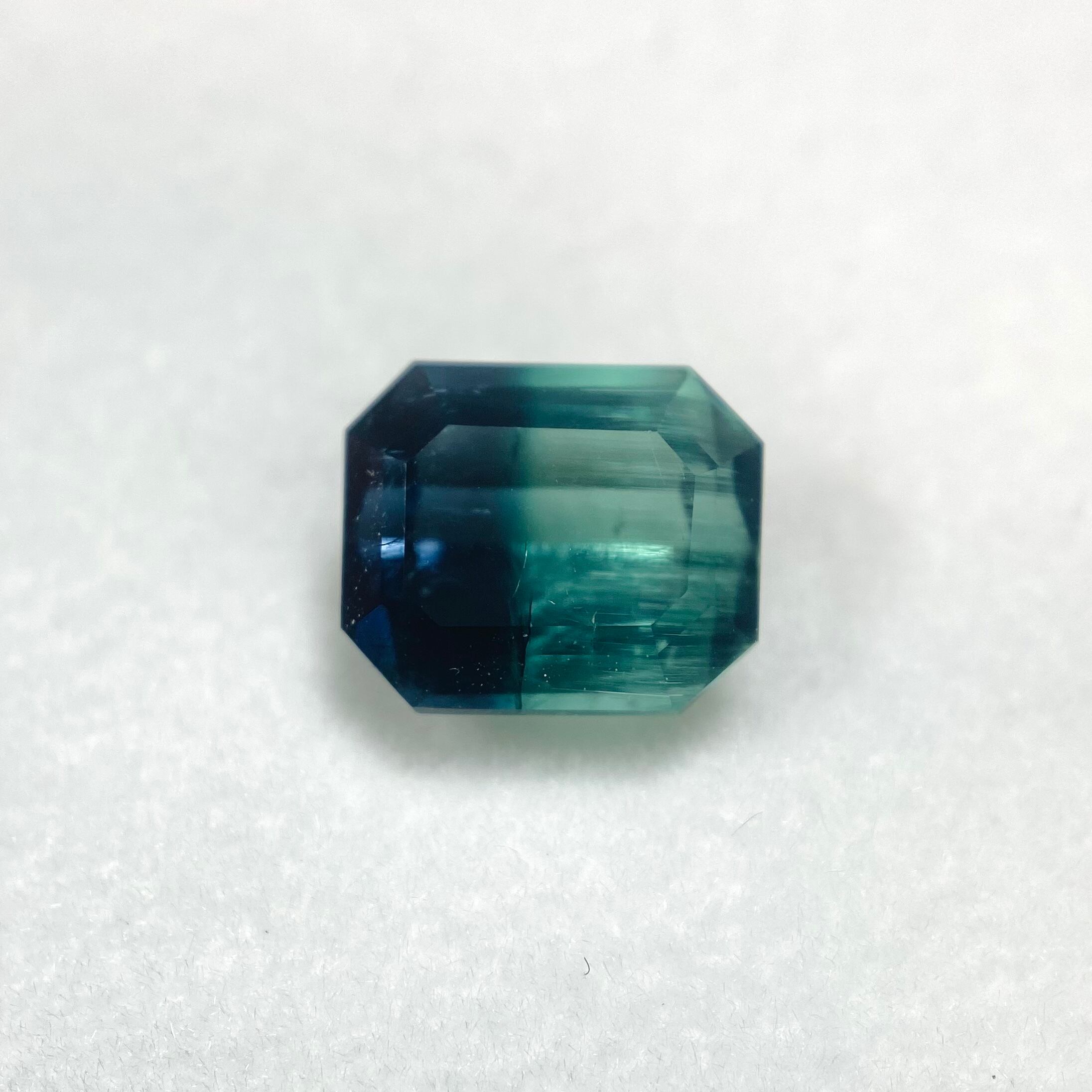 エメラルドとサファイアカラーを楽しめるトルマリン