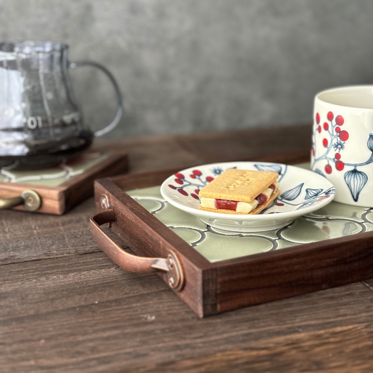 【定番カラー】| カフェトレー　持ち手ブロンズ｜くすみグリーン｜専用の置き台付｜大切な言葉を添える名入れ刻印