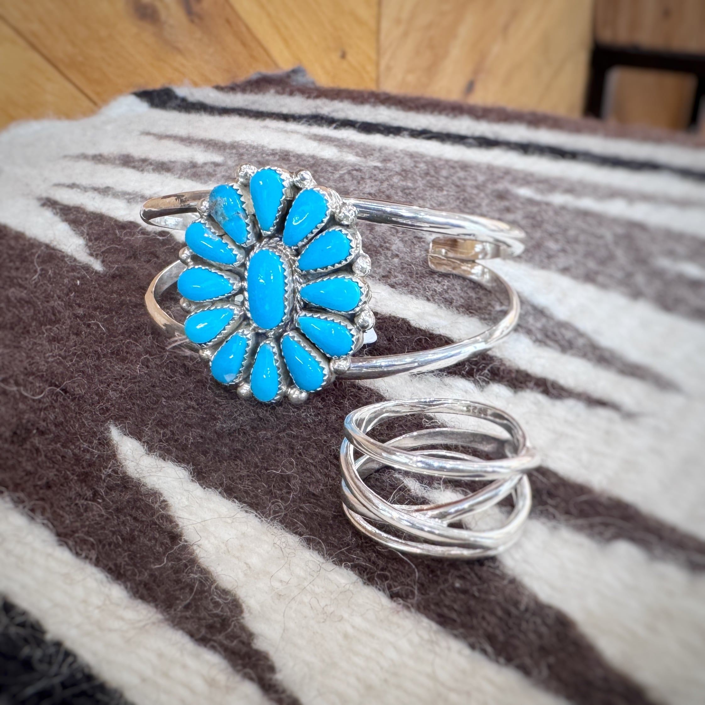 Indian Jewelry 》 【一点物再入荷】ターコイズ フラワー バングル