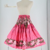 フラダンス 衣装 パウスカート KilaKila Market ピンク系 日本製 シングル ハイビスカス柄 レイ柄 かわいい 華やか 鮮やか 明るい 白 緑 ハワイアン アロハ ハワイアンプリント フラ ダンス レッスン 練習 ハワイ おしゃれ ダンス衣装