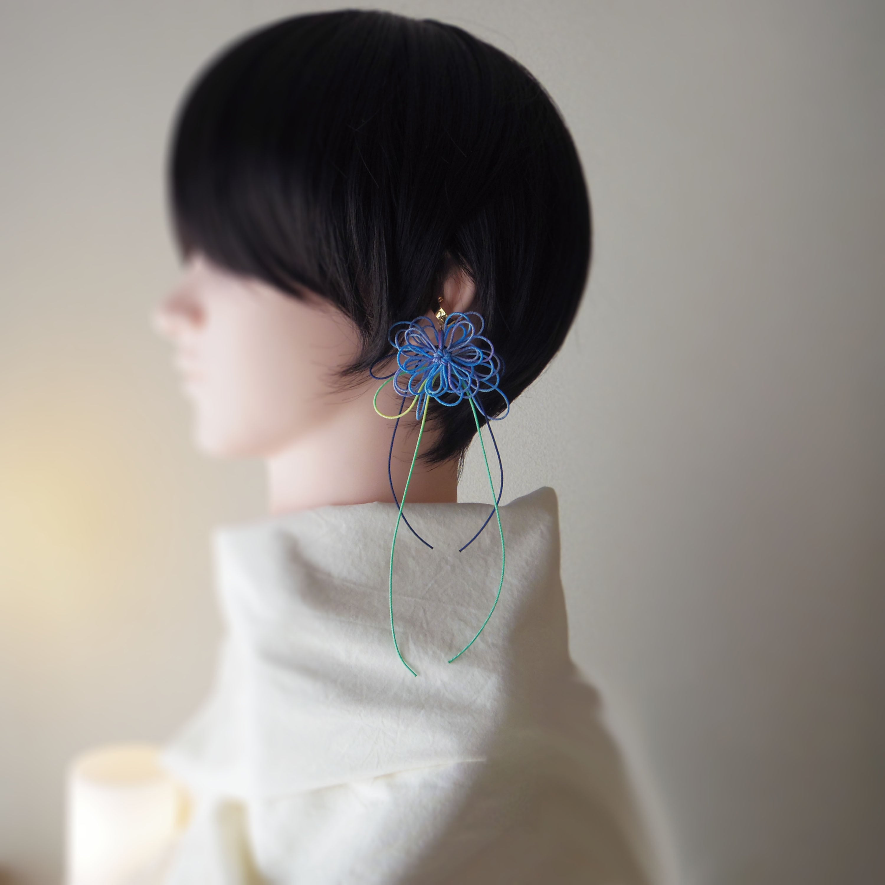 飾り結びかたっぽイヤーカフ「ハナメグル・漂」 | 手染め紐による大輪の花。浴衣・着物・洋装にも。