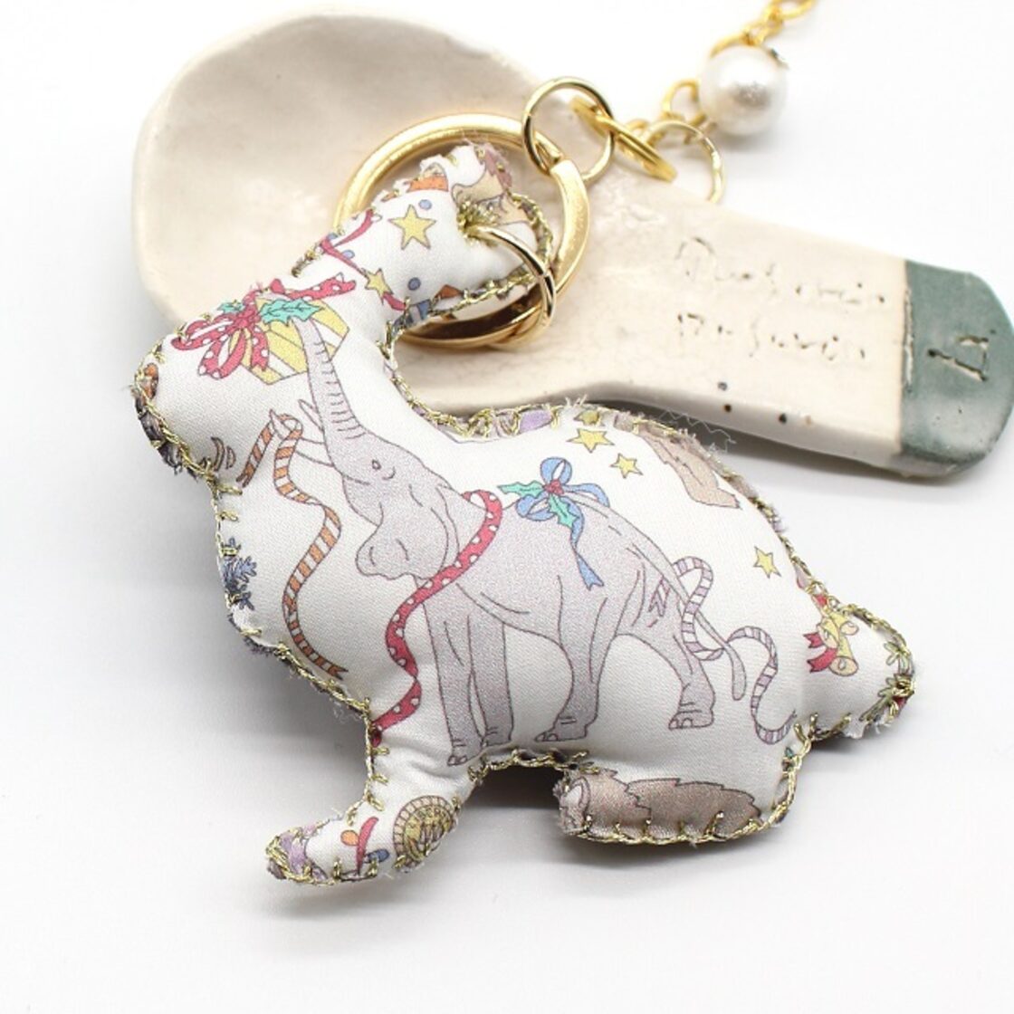 10 リバティ Lapin(うさぎ)バッグチャーム【Liberty Christmas 花型チャーム リバティ×ももうさぎキーホルダー
