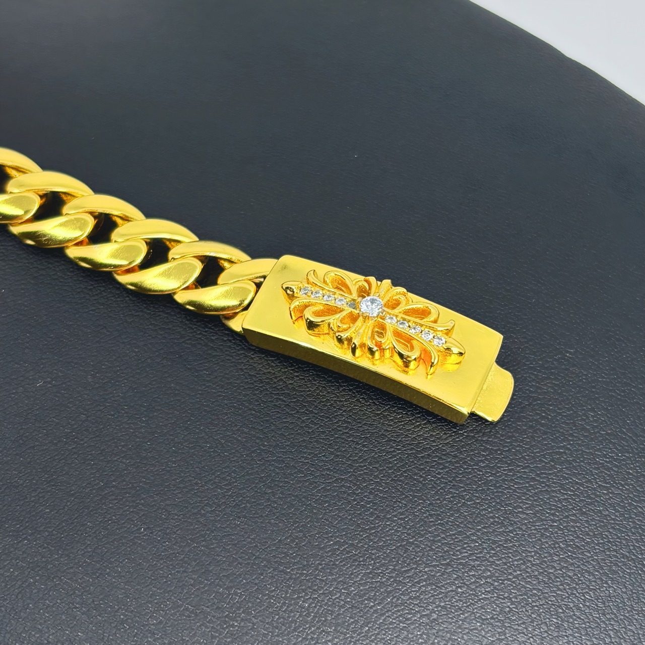 ベイビー フローラルクロス ブレスレット ゴールド