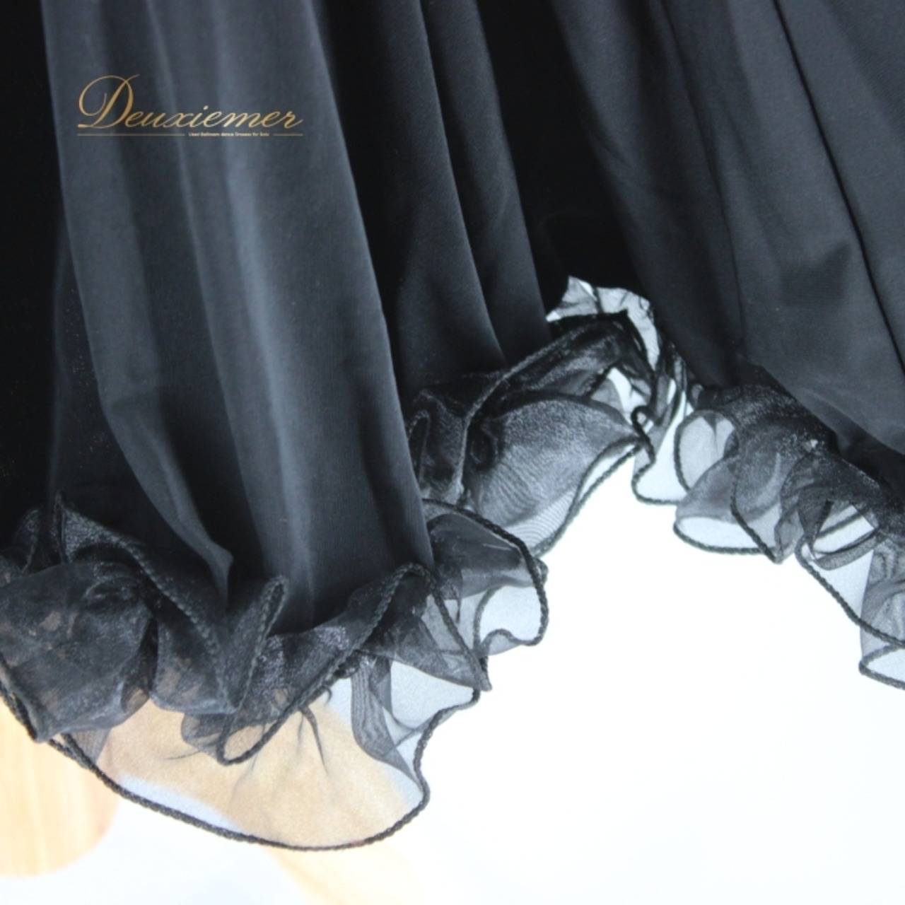 社交ダンス 衣装 スタンダード ラテン スカート レッスンウェア ICHIOKU イチオク 黒 無地 シンプル ブラック系 フリル アシンメトリー ダンス スカート フレア ストレッチ ポリエステル ポリウレタン 裾広がり シンプルデザイン ダンス用 黒スカート フリル付き モノトーン 57cm ウエストゴム デイリーウェア スポーツコスチューム レディース