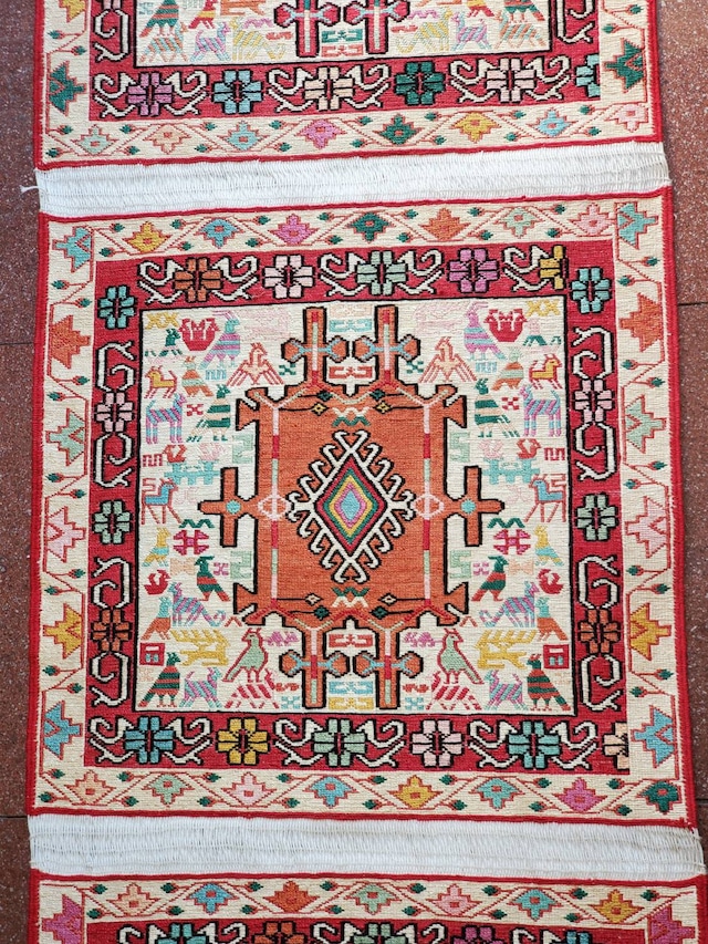 絨毯クエスト39【No.15】ヴァルニ シルク ※現在、こちらの商品はアゼルバイジャンにあります。ご希望の方は先ずは在庫のご確認をお願いします。