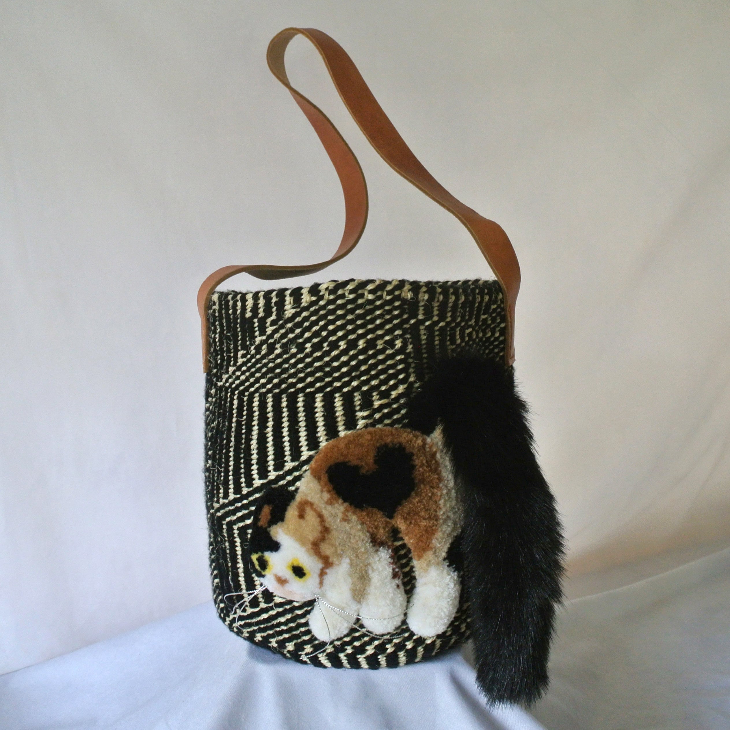 かもねぎ 猫ブローチ&原画 バッグ モコモコねこカゴバッグ サイザルxアクリルショルダーVer. ミケ