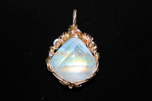 レインボームーンストーン✨ワイヤーアートペンダント