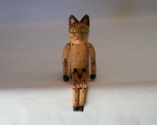 何とも言えない表情をした、猫の人形