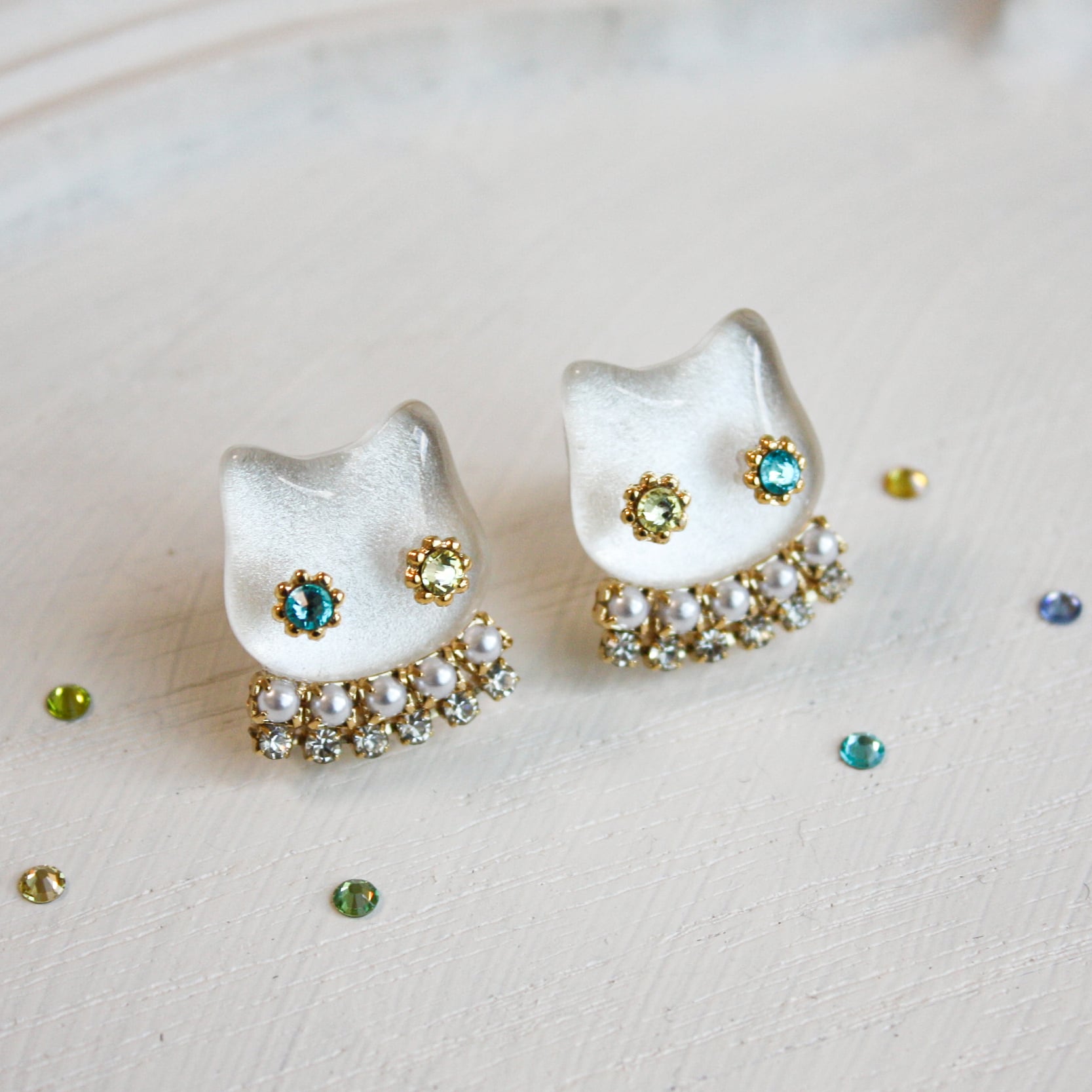 選べる》ネコビジュー イヤリング ピアス （白ネコ）◇ サージカル
