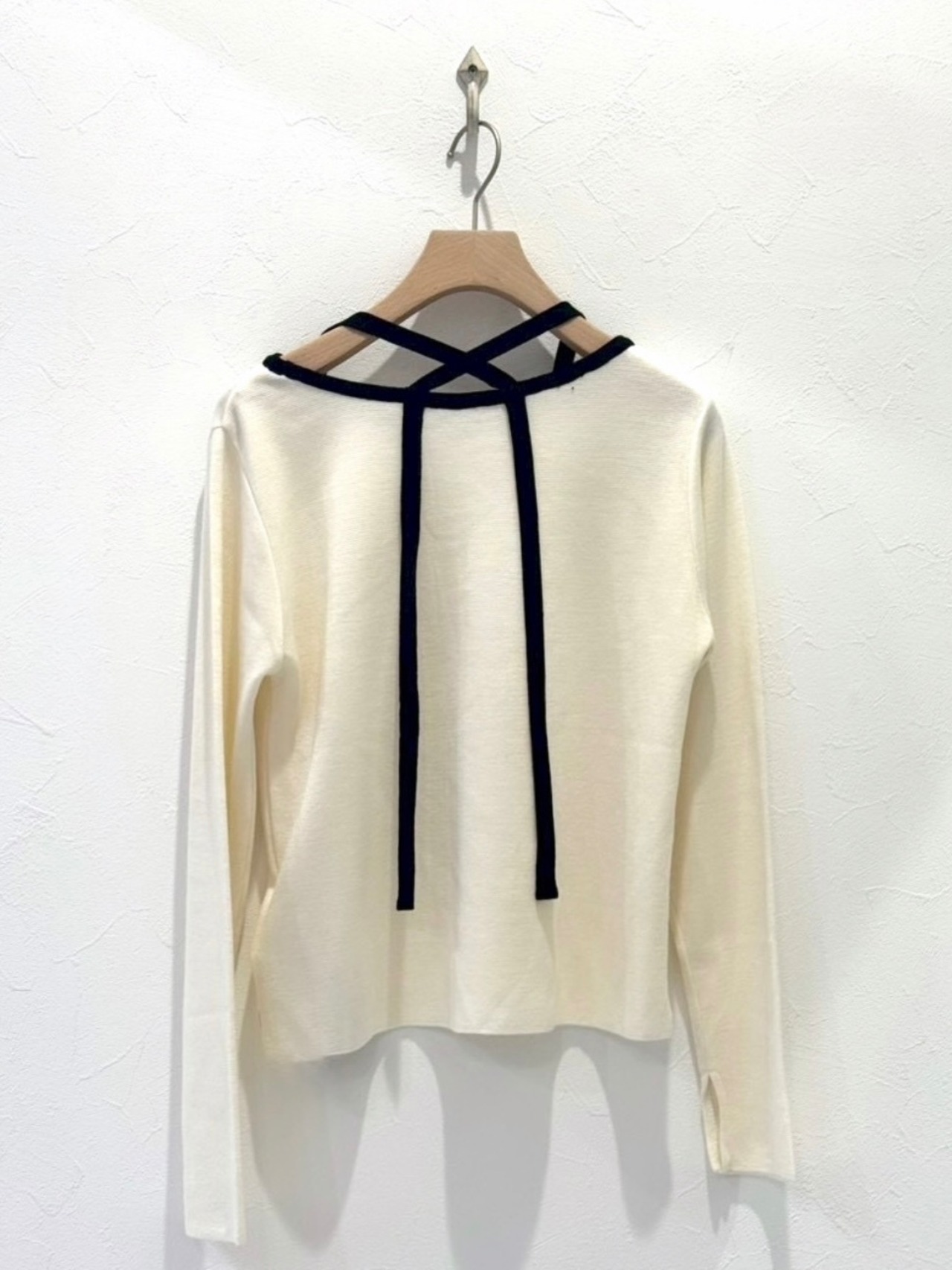 バックリボンニット