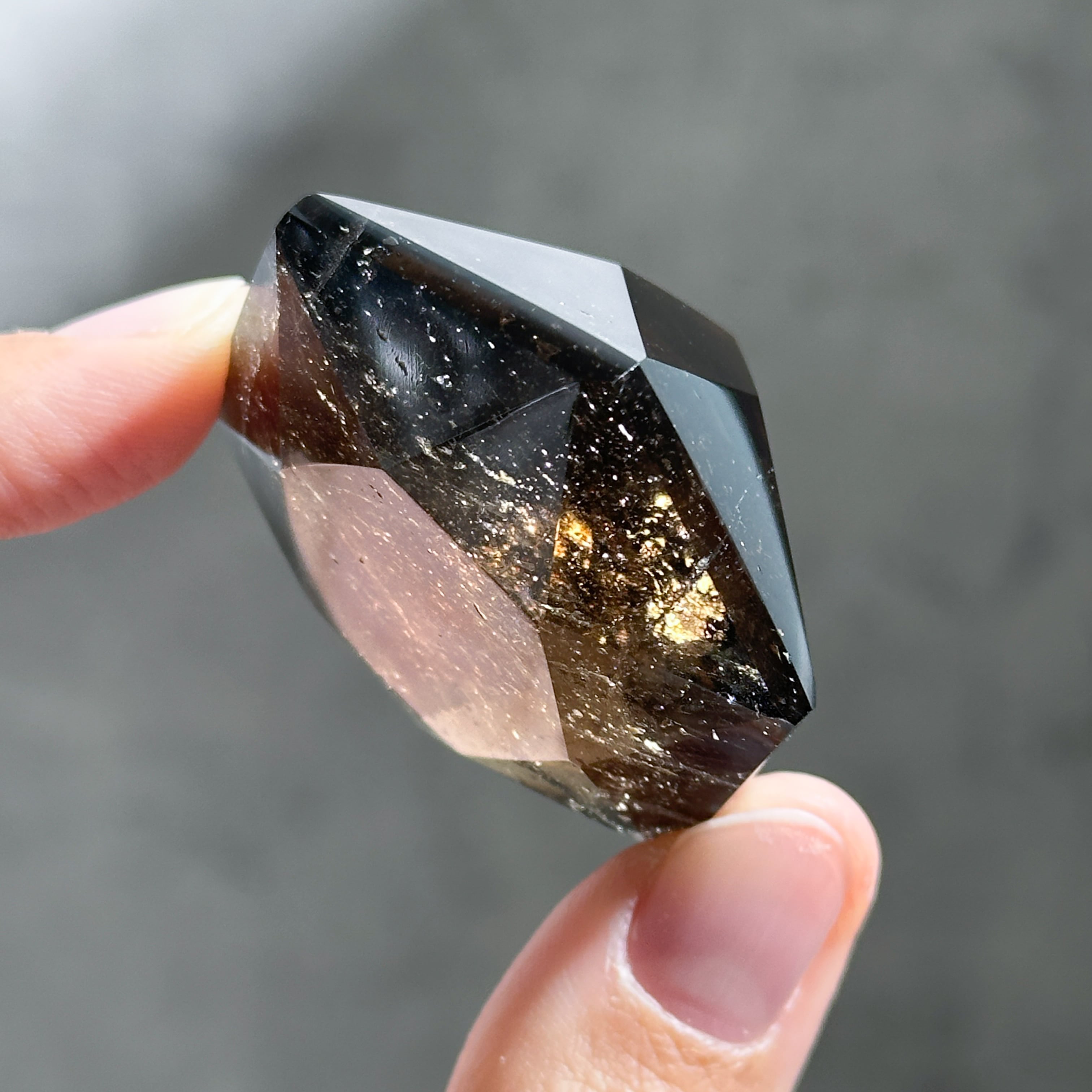 ブラジルミナスジェライス州産 スモーキークォーツ上のローズクォーツ 高品質】ミナスジェライス産スモーキークォーツ ダイヤモンドカット 31