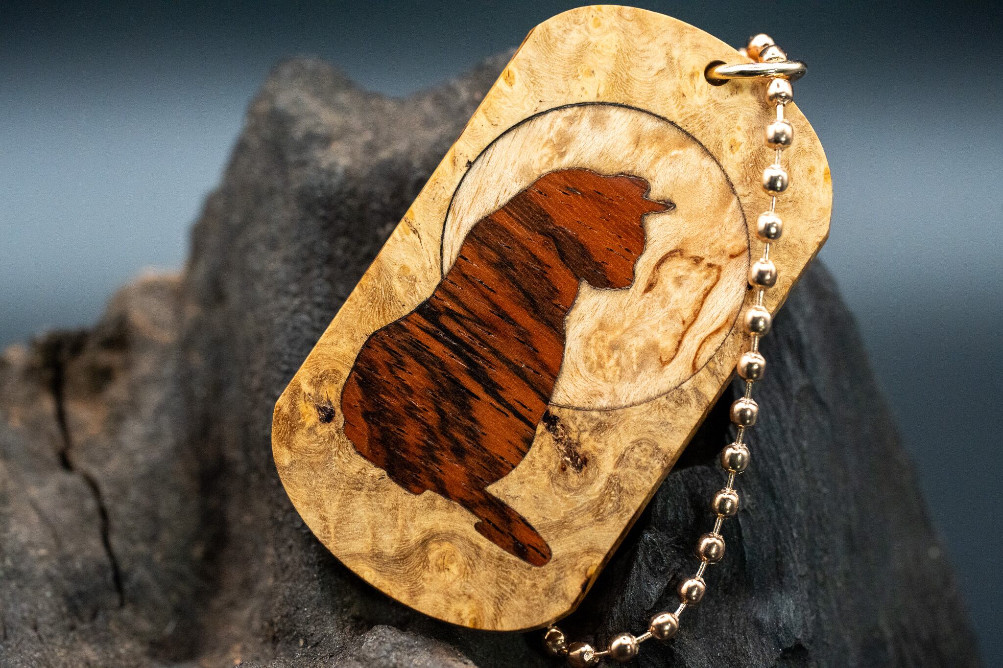 ※【朱色の銘木】 本花梨瘤 ドッグタグ 象嵌 横を向く上品な猫