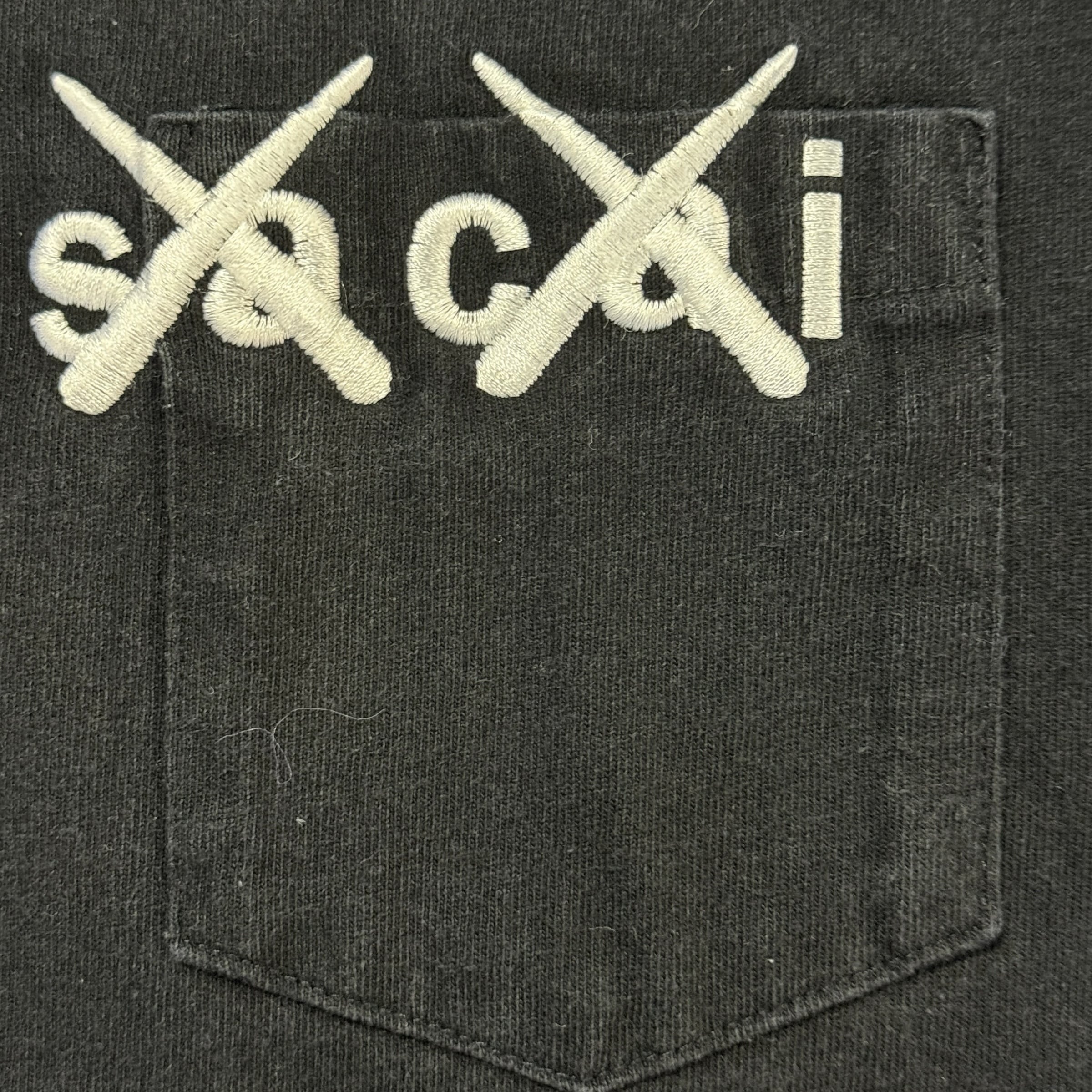 サカイ sacai ×KAWS カウズ コラボTシャツ 白赤 【公式通販】