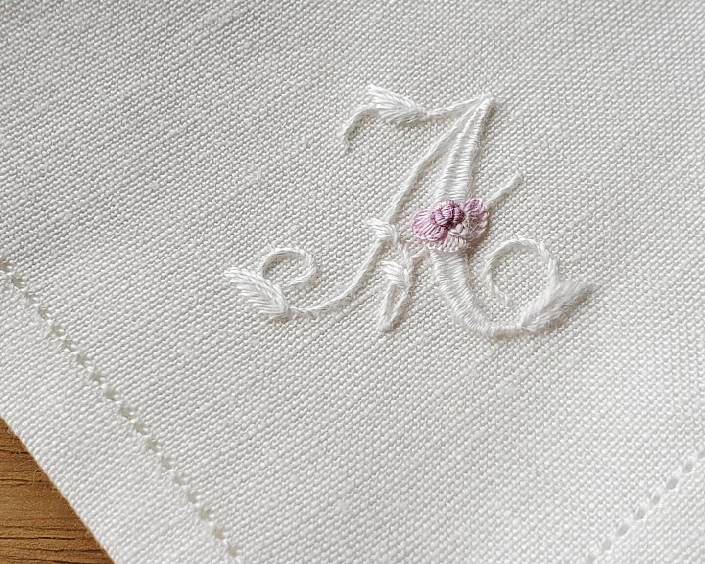 ハチの針 手刺繍ハンカチ＆リネン小物
