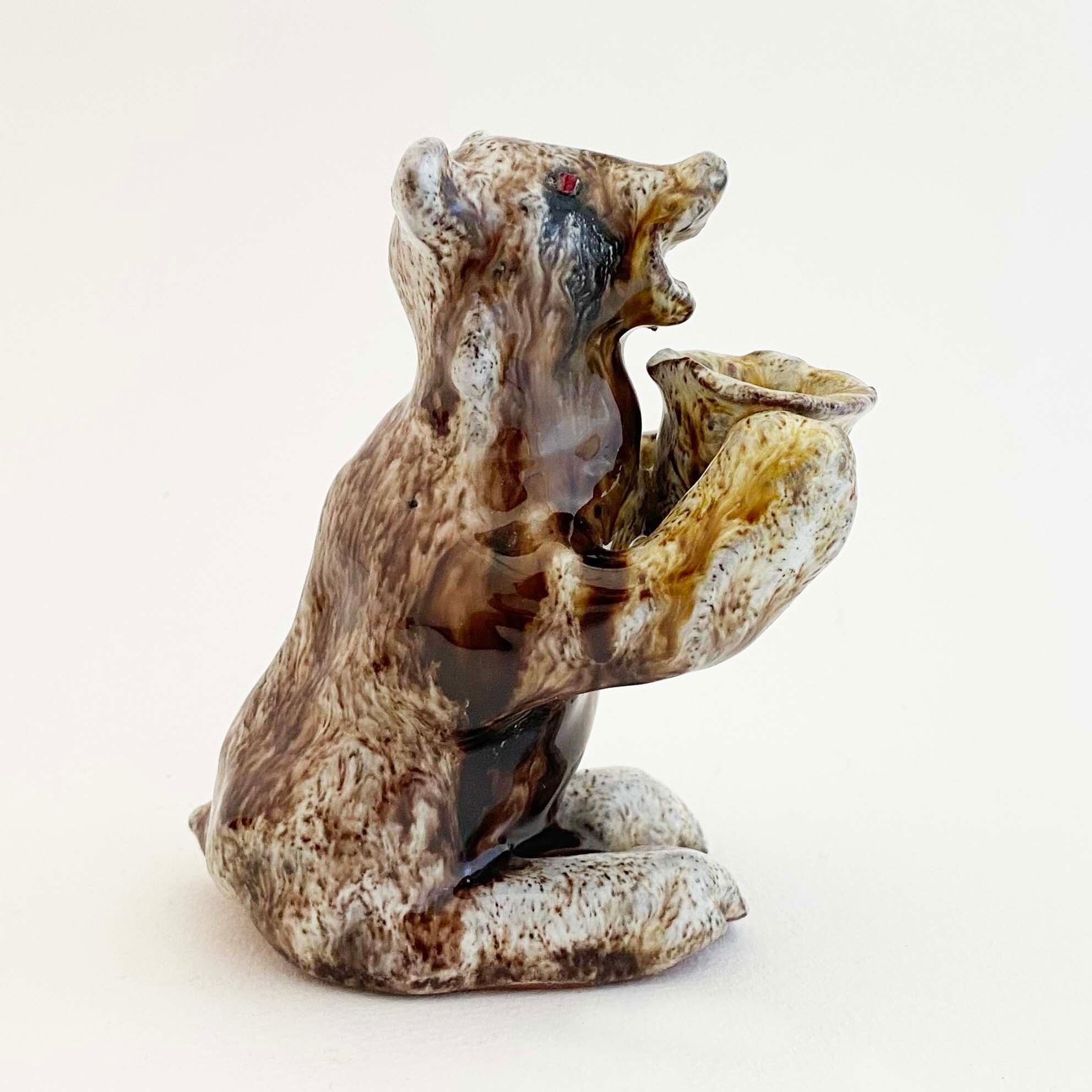 ラトヴィアのラトガレ陶器の熊（ツボを持つ） | kokeshka