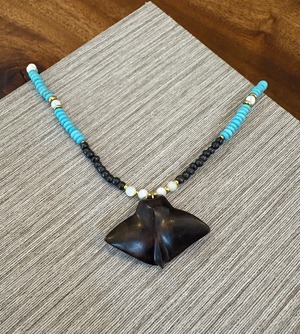 黒檀マンタ　ビーズネックレス