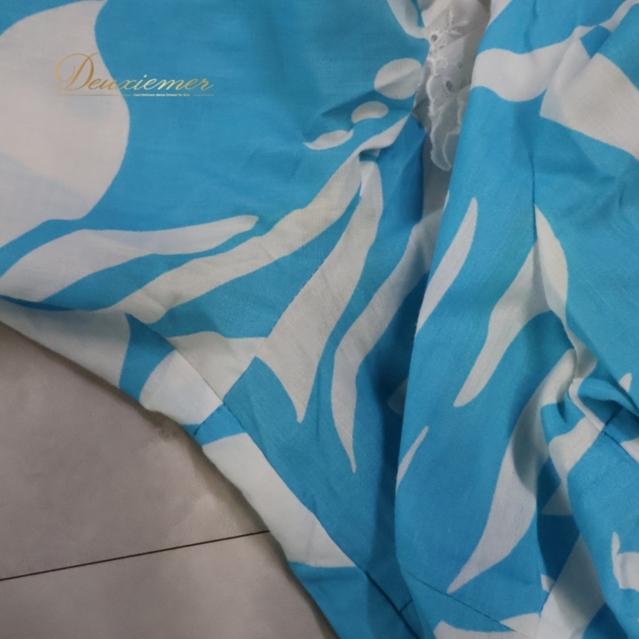 フラダンス 衣装 ワンピース ドレス タリーズポリネシア ブルー系 TALI’S POLYNESIA ハワイ製 アシンメトリー フリル かわいい 華やか 鮮やか 明るい ゴージャス 水色 白 ハワイアン アロハ ハワイアンプリント フラ ダンス レッスン 練習