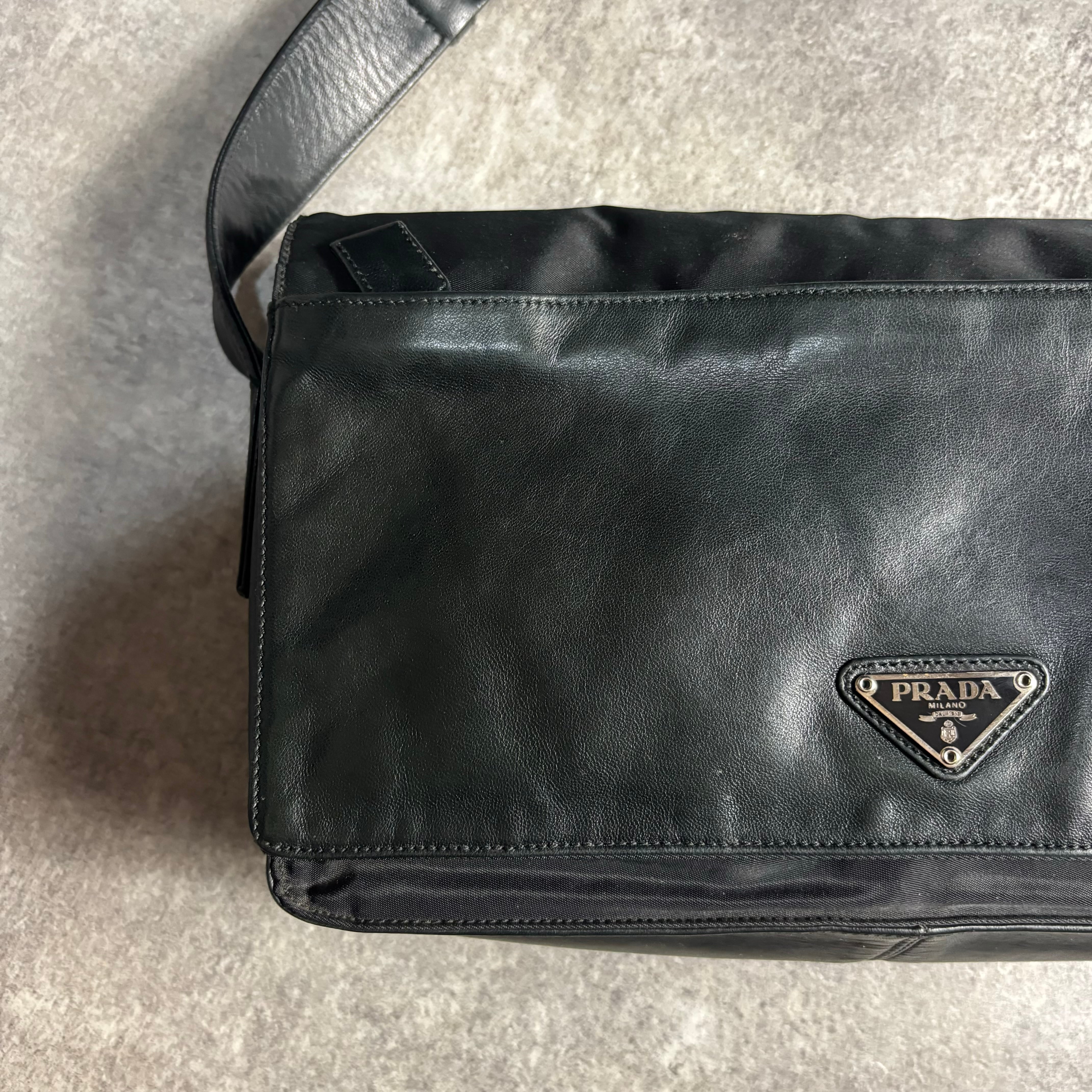 バッグ FW2000's PRADA MESSENGER BAG LEATHER FW2000's PRADA MESSENGER BAG LEATHER | LOST
