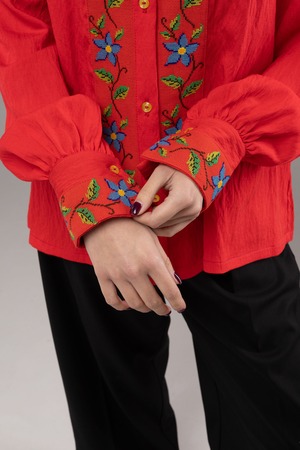 ウクライナ刺繍ヴィシヴァンカ　シルク手刺繍　麻　レディース・フリーサイズ