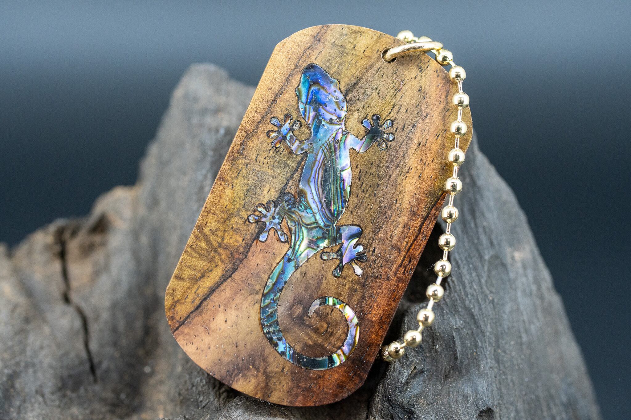 【21世紀最高峰の材】サイアミーズローズウッド マイクロカーリー ドッグタグ 象嵌 木登りトカゲ