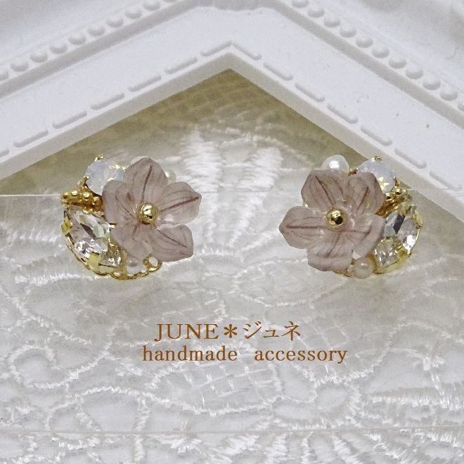 イヤリング　フラワービジューイヤリング　優しい空色 花束ピアス/イヤリング 優しいブルー | HandmadeShop mousse（ハンドメイド...