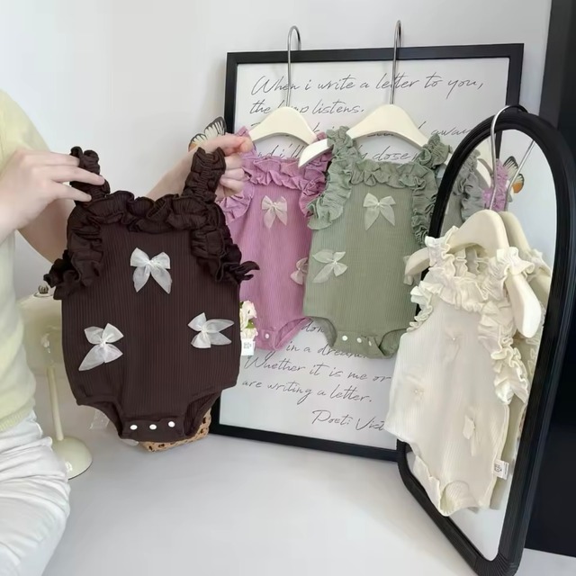 【取寄】フリルと流行りのリボンが目を惹くフリルリボンリブロンパース