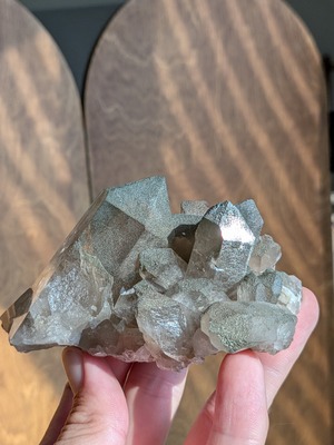 アルプス水晶・スモーキークォーツ（クローライト共生） ⭓ クラスター原石 ⭔ スイス・ウーリ州産