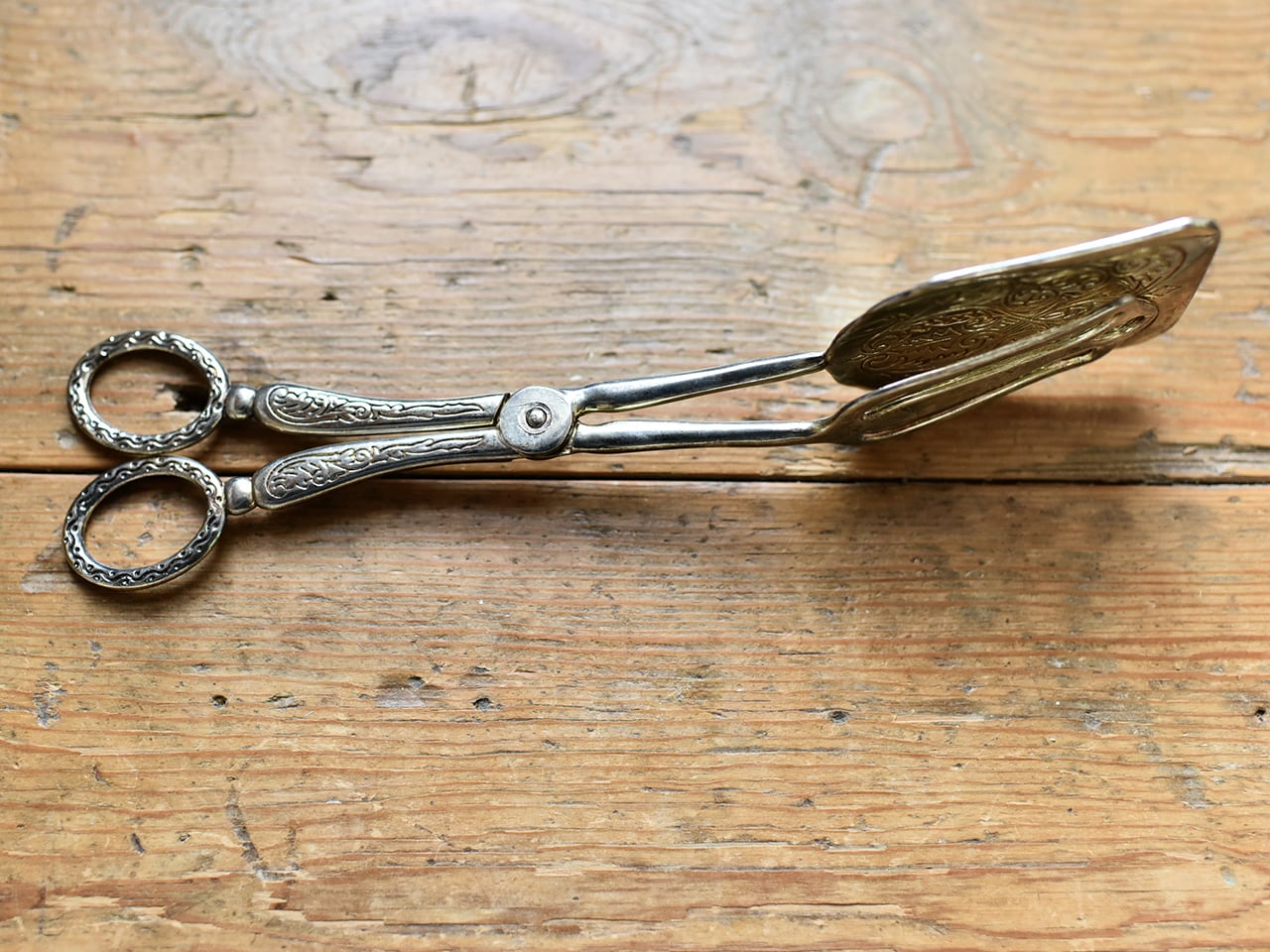 装飾が素敵なサーバートング(C) フレンチブロカント