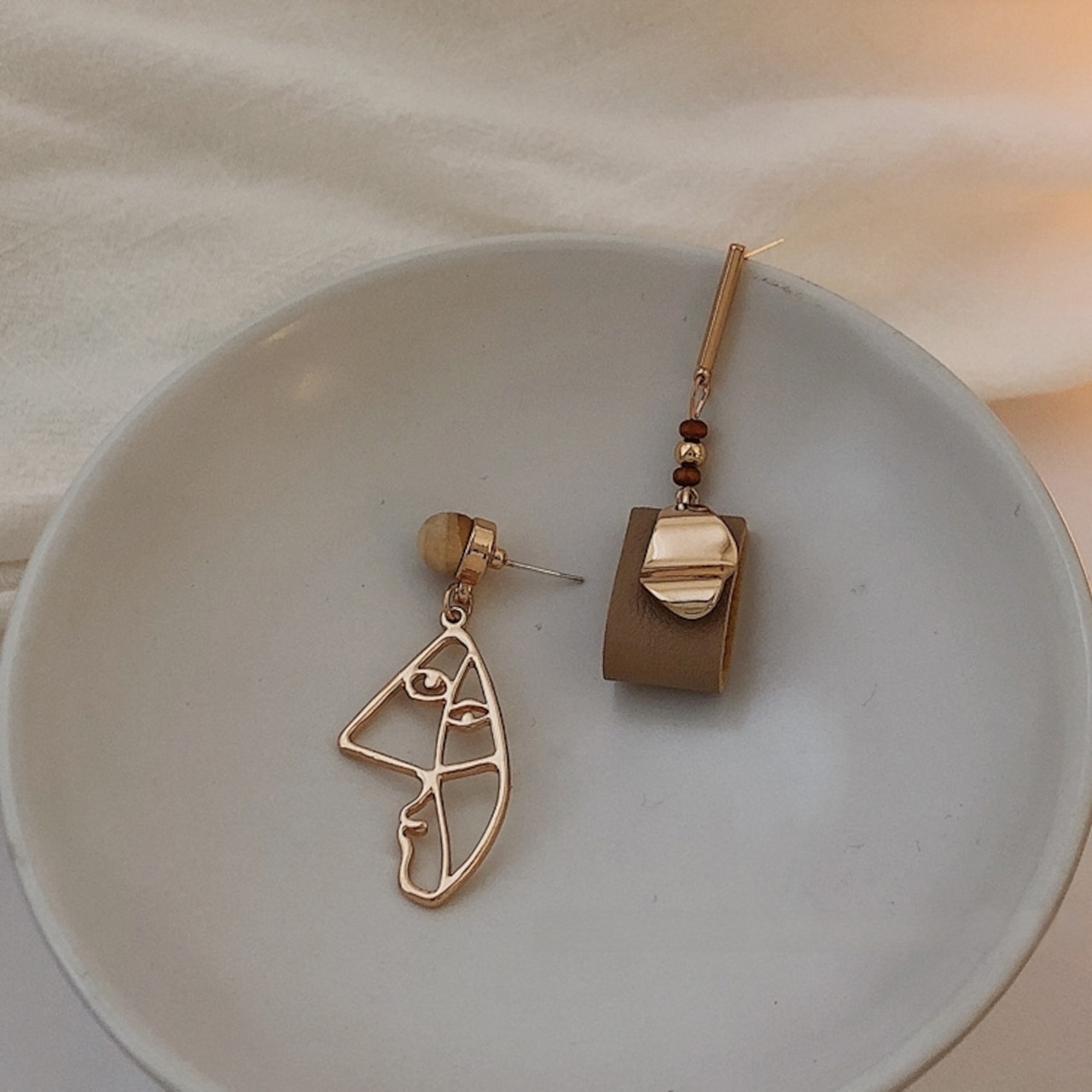 フェイス&レザートリム ピアス 90006