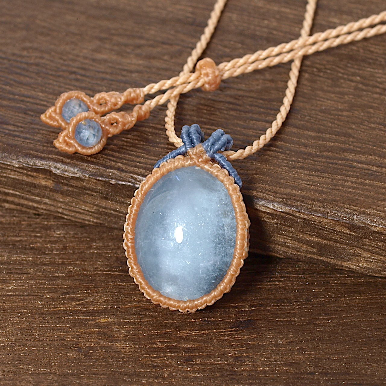 【一点物】アクアマリンのオーバルルースを包んだマクラメネックレスNo.16
