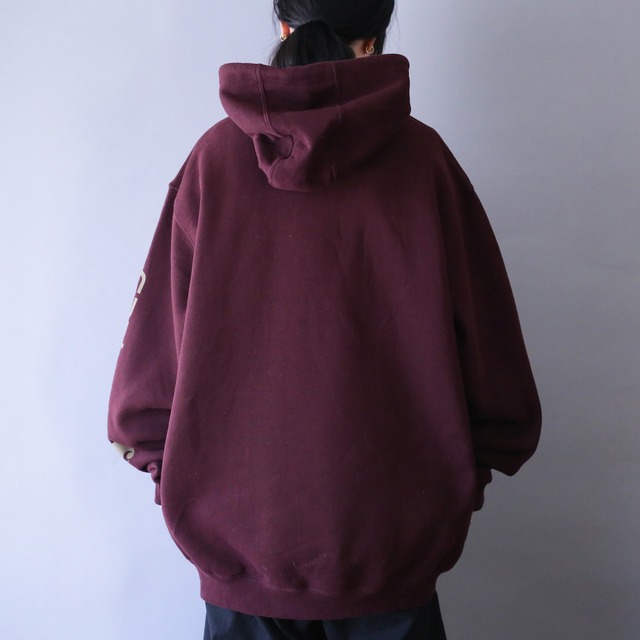 "carhartt" sleeve printed design over silhouette bordeaux parka