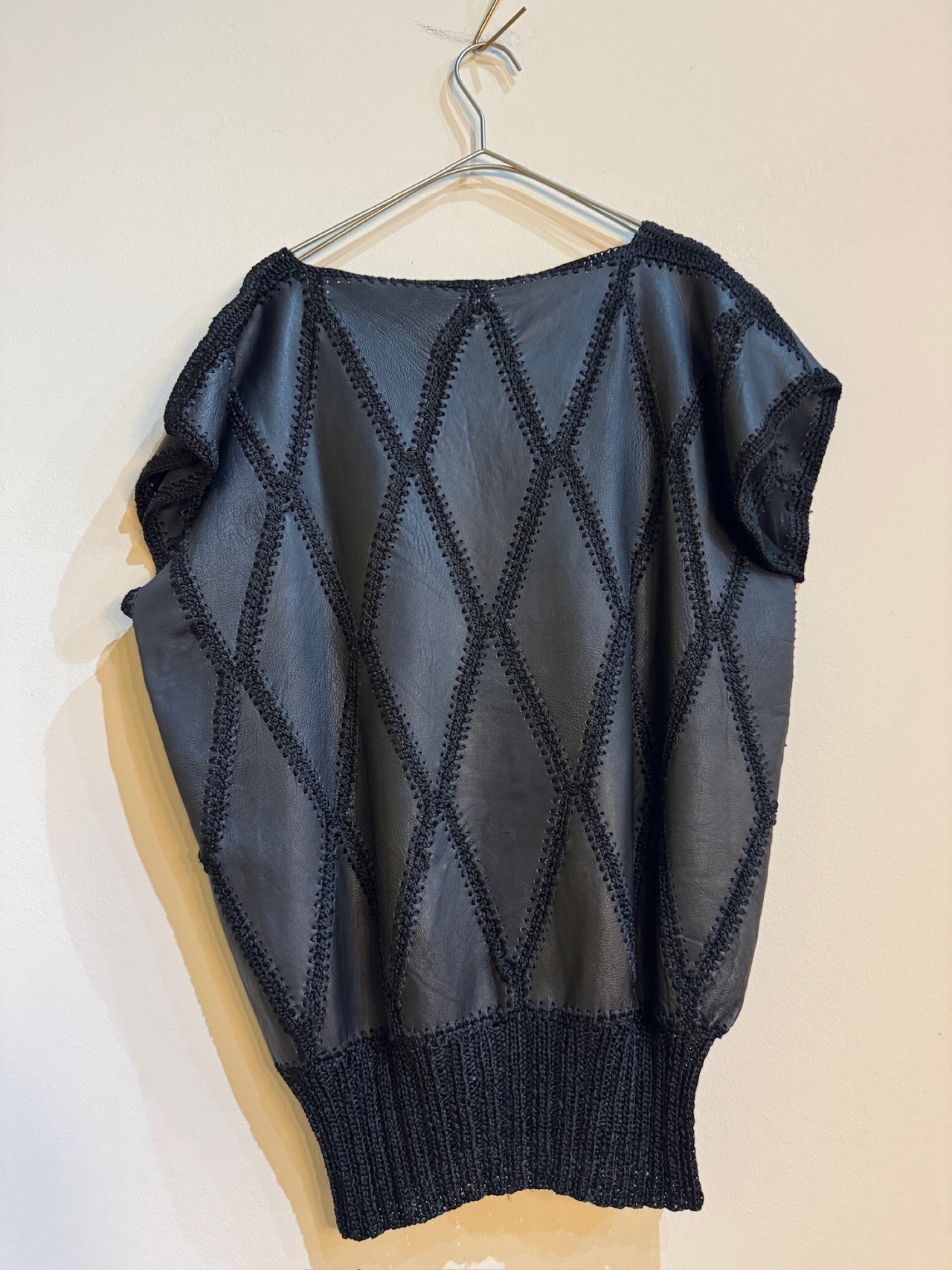 1970s-80s Turkish Vintage "Alfa ÇUKUROVA" Hand-Knit & Leather Patchwork Vest
（1970-80年代 トルコ製 ヴィンテージ "チュクロヴァ" ハンドニット＆レザー パッチワークベスト）