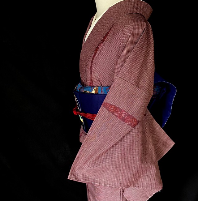 赤紫によろけ縞大島紬〉SALE 仕付け付き未使用 織り出し 泥大島 菊模様  