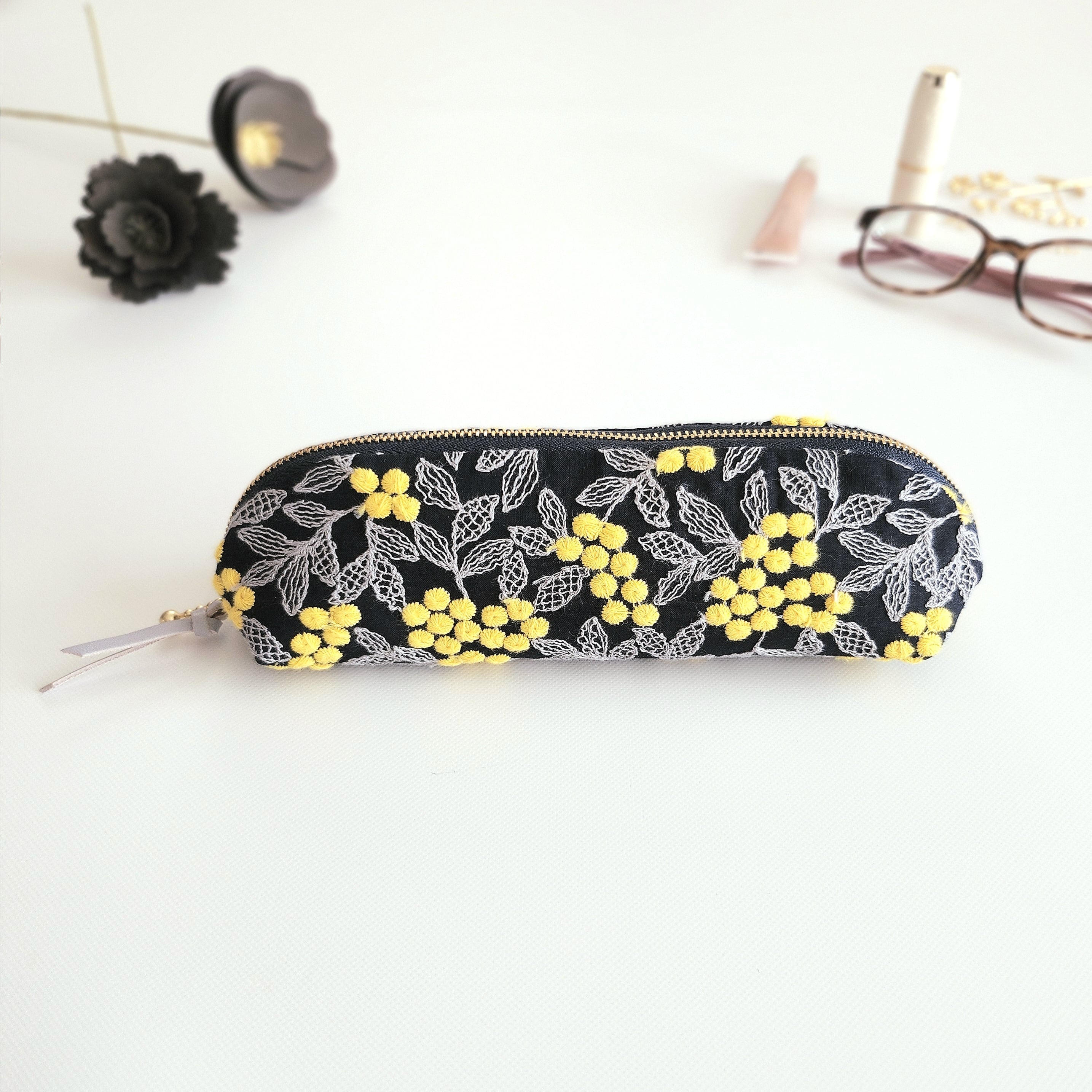 ぷくまる刺繍のパカッと開くロングポーチ│ペンケース│メガネケース
