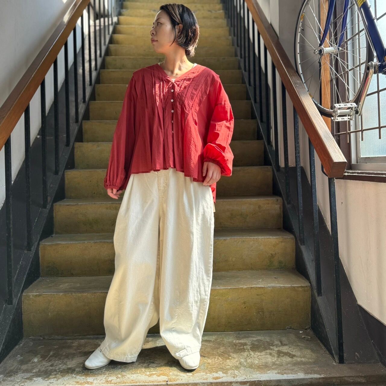 美品ステュディオス白フロントツイストブラウス総柄タックVネックカットソー 美品ステュディオス白フロントツイストブラウス総柄タックV